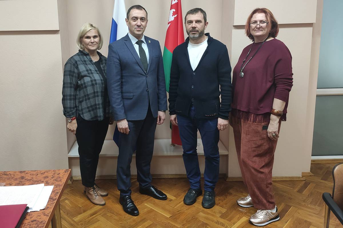 Светлана ВАСЬКОВСКАЯ и Павел КОЗЛОВСКИЙ (справа на фото) с коллегами из Белорусско-Российского университета Светлана ВАСЬКОВСКАЯ и Павел КОЗЛОВСКИЙ (справа на фото) с коллегами из Белорусско-Российского университета
