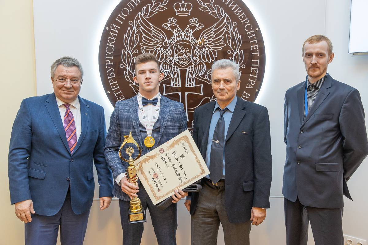 Студент 1 курса ИПМЭиТ Богдан ГОЛИЦИН стал чемпионом V Всероссийской спартакиады молодежи среди учащихся (тренеры: Е.Г. Шиманович и А.В. Малинин) Студент 1 курса ИПМЭиТ Богдан ГОЛИЦИН стал чемпионом V Всероссийской спартакиады молодежи среди учащихся (тренеры: Е.Г. Шиманович и А.В. Малинин)
