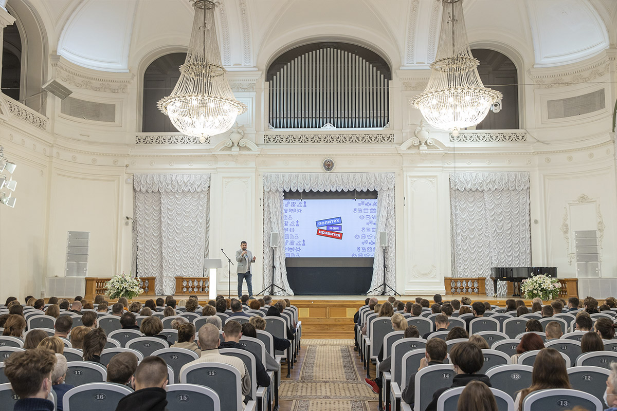 В Белом зале выступил директор Центра профориентации и довузовской подготовки Дмитрий ТИХОНОВ 