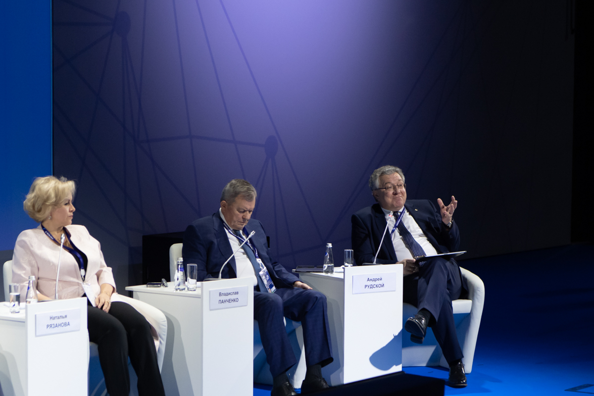 Ректор СПбПУ Андрей РУДСКОЙ выступил на пленарной сессии 