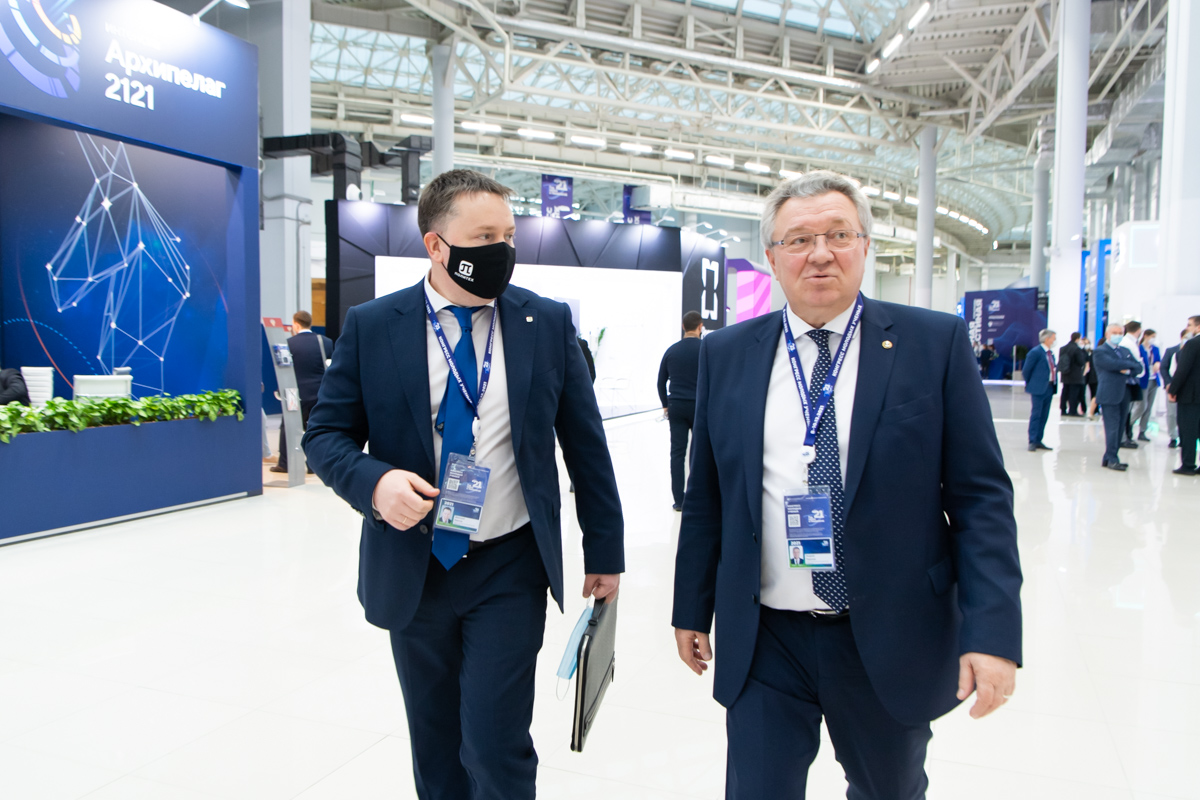 Ректор СПбПУ ознакомился с экспозицией Конгресса молодых ученых 