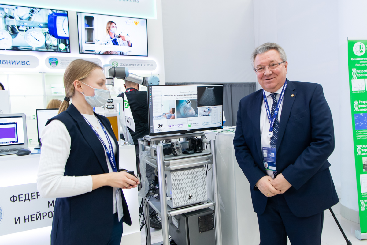 На стенде Федерального центра мозга и нейротехнологий представлена одна из разработок Политеха – аппарат УЗИ высокого класса 