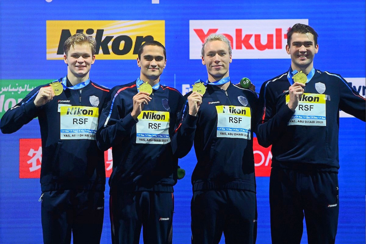 Александр ЩЕГОЛЕВ (первый справа) стал чемпионом мира по плаванию на короткой воде 