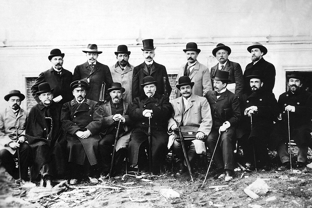 Особая строительная комиссия по сооружению зданий СПбПИ. 4-й слева в первом ряду профессор А. С. Посников. 1902 г. 