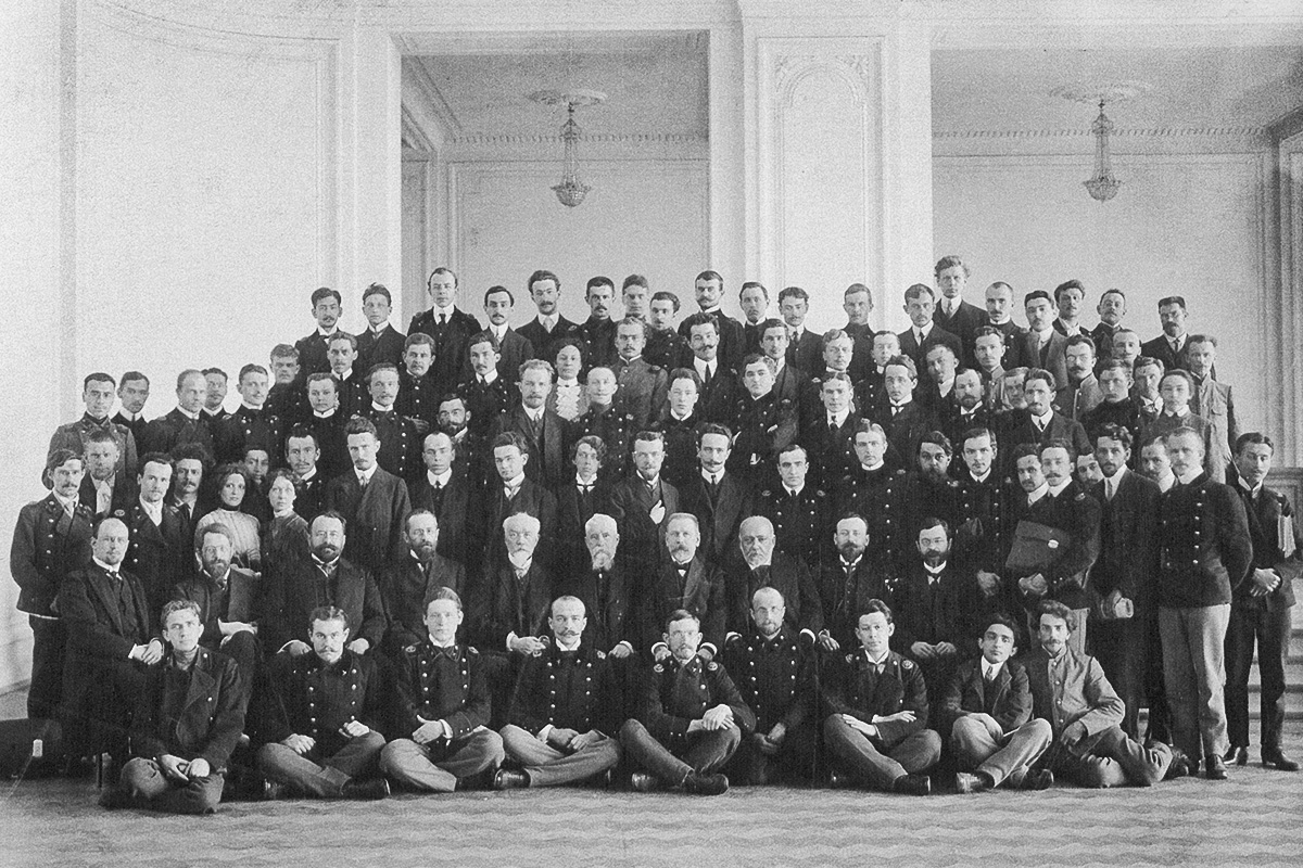 Студенты и преподаватели экономического отделения в Актовом зале институте. В центре во втором ряду А. С. Посников 