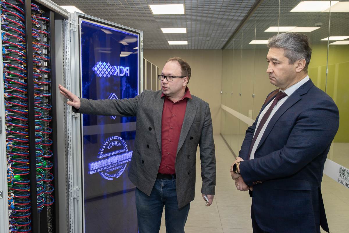 И.о. начальника Управления «СКЦ» Алексей Лукашин и заместитель министра цифрового развития, связи и массовых коммуникаций РФ Александр Шойтов в Суперкомпьютерном центре И.о. начальника Управления «СКЦ» Алексей Лукашин и заместитель министра цифрового развития, связи и массовых коммуникаций РФ Александр Шойтов в Суперкомпьютерном центре