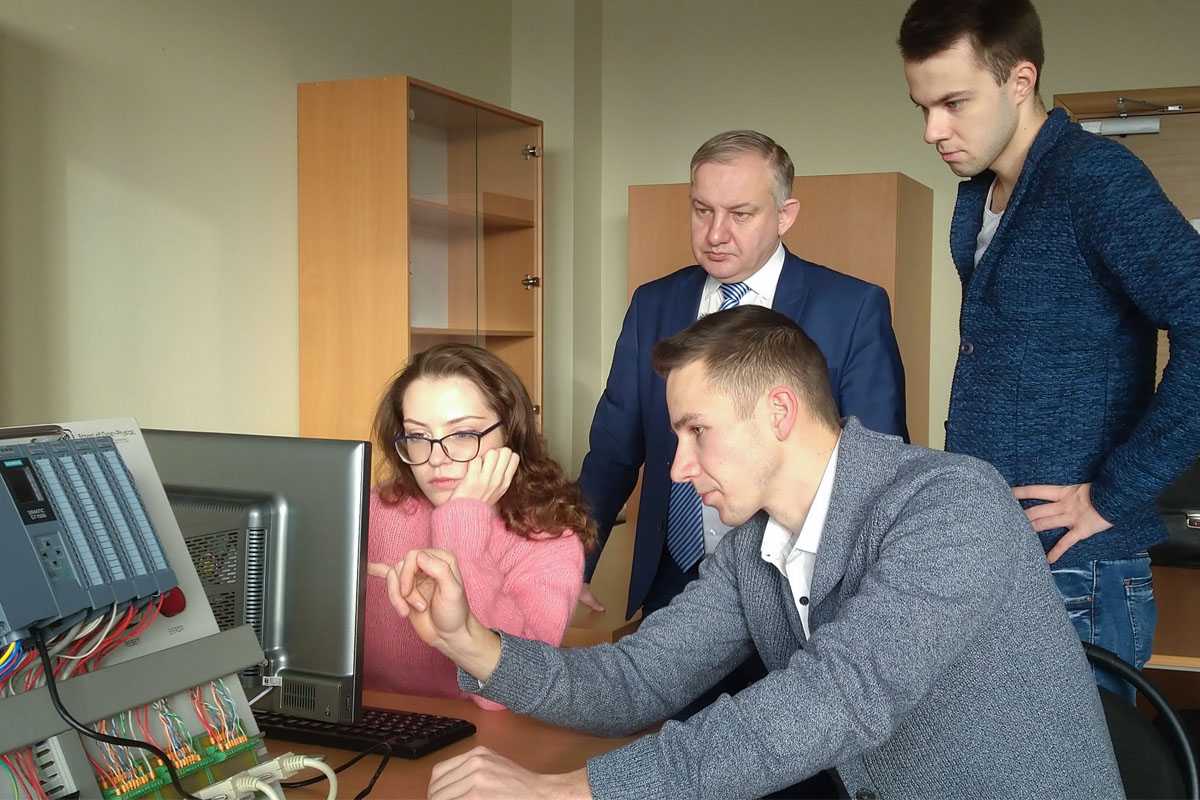 Представители Политеха провели пуско-наладочные работы макета сборочной линии автомобиля и обучили сотрудников БРУ Представители Политеха провели пуско-наладочные работы макета сборочной линии автомобиля и обучили сотрудников БРУ