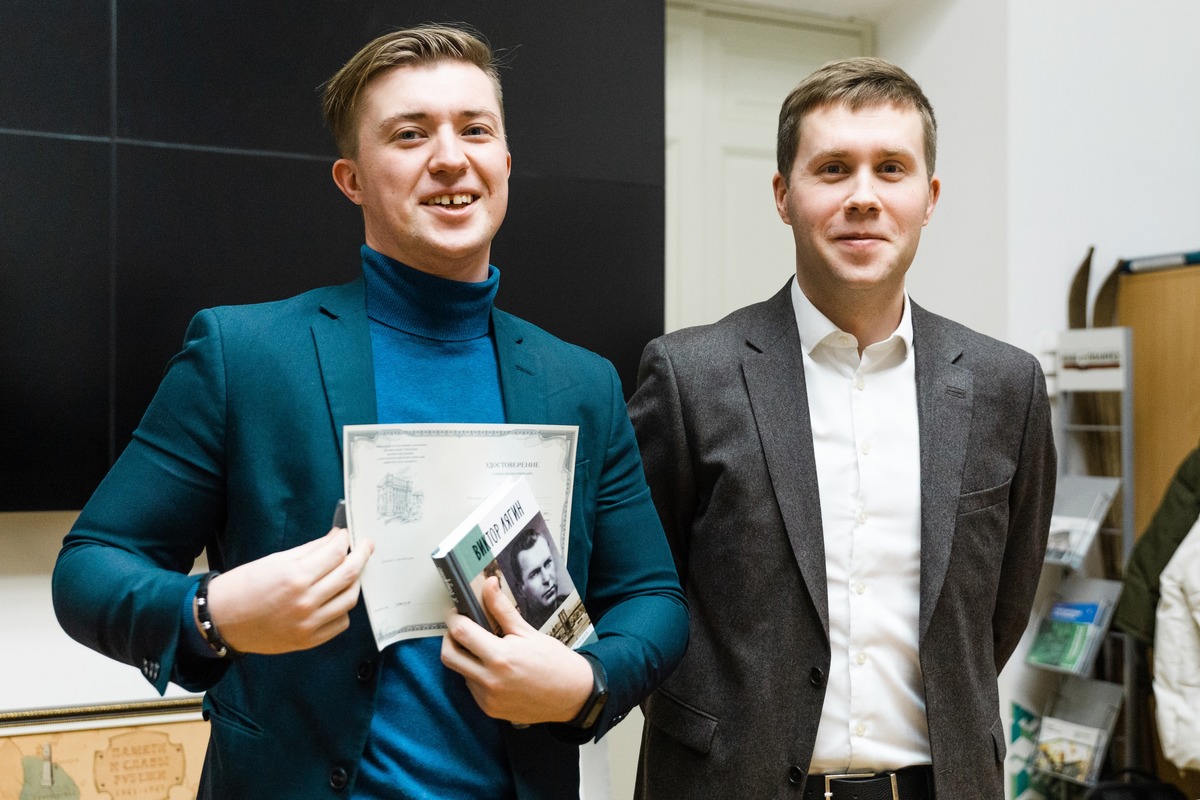 Проректор Максим Пашоликов (слева) вручил выпускникам курсов удостоверения о повышении квалификации 