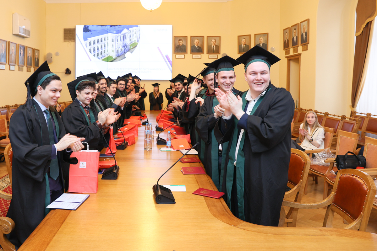 Дипломы выпускникам-энергетикам вручили в торжественной обстановке в зале заседаний Ученого совета СПбПУ 