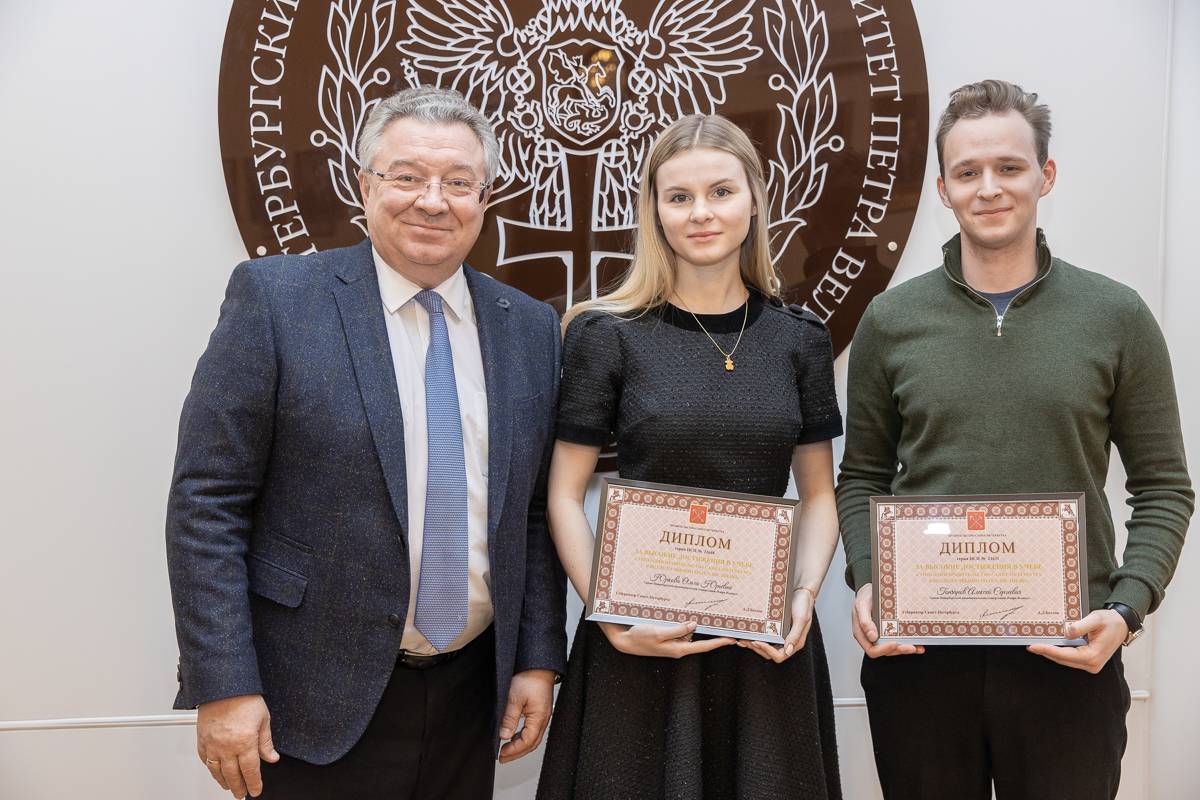 Студенты Высшей школы юриспруденции ГИ Ольга Юркова и Алексей Гончаров с ректором СПбПУ 
