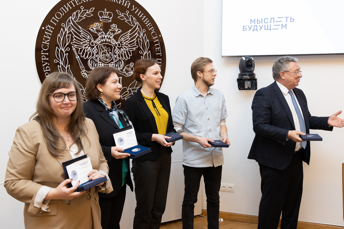 Коллективу Управления по связям с общественностью вручили памятные медали за вклад в работу Года науки и технологий 