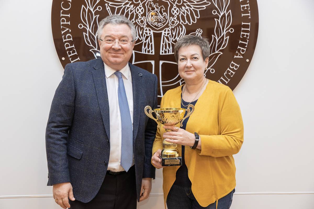 Кубок за победу в конкурсе «Битва институтов» вручили директору Гуманитарного института Наталье Чичериной 