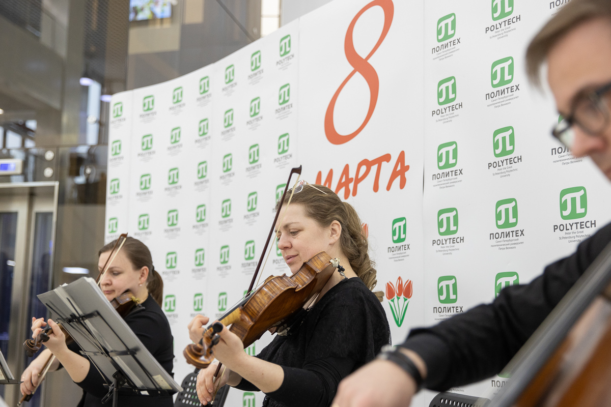 Атмосферу праздника создавала живая музыка в исполнении струнного квартета 