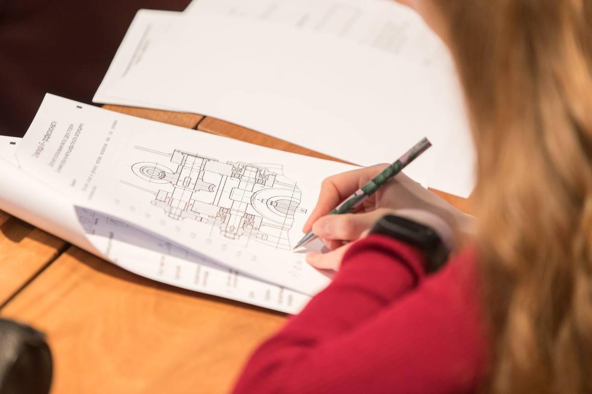 В основном этапе олимпиады «Я — профессионал» по направлению «Машиностроение» студенты решали кейс от Кронштадтского морского завода 