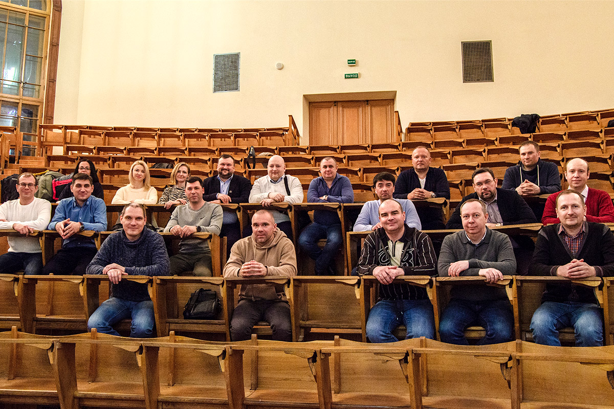 Выпускники ФТИМ 2002 года в большой химической аудитории 