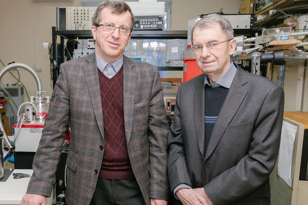 Фото 2017 года. Слева направо: заведующий кафедрой «Физика полупроводников и наноэлектроника» ИФНиТ Дмитрий Анатольевич Фирсов и профессор, д.ф.-м.н. Леонид Евгеньевич Воробьев 