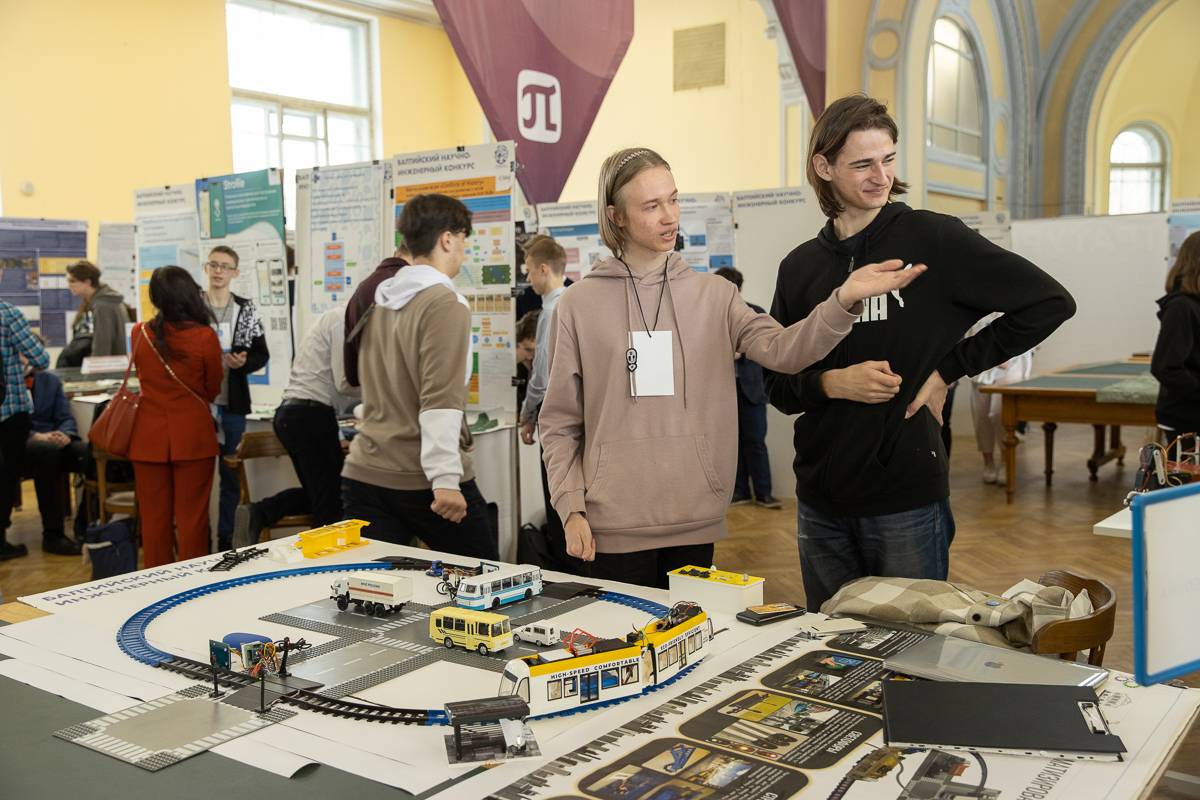 Конкурс включает десять секций 