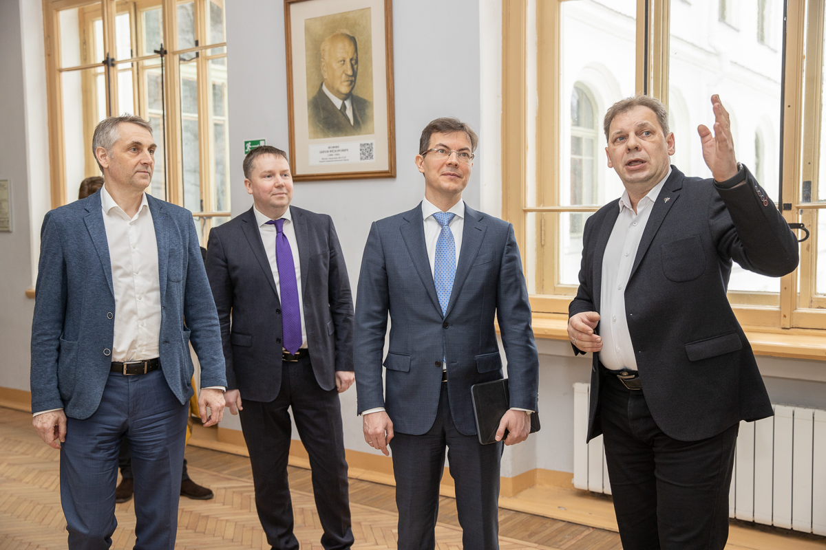 Во время экскурсии по галерее выдающихся политехников в Главном здании СПбПУ 