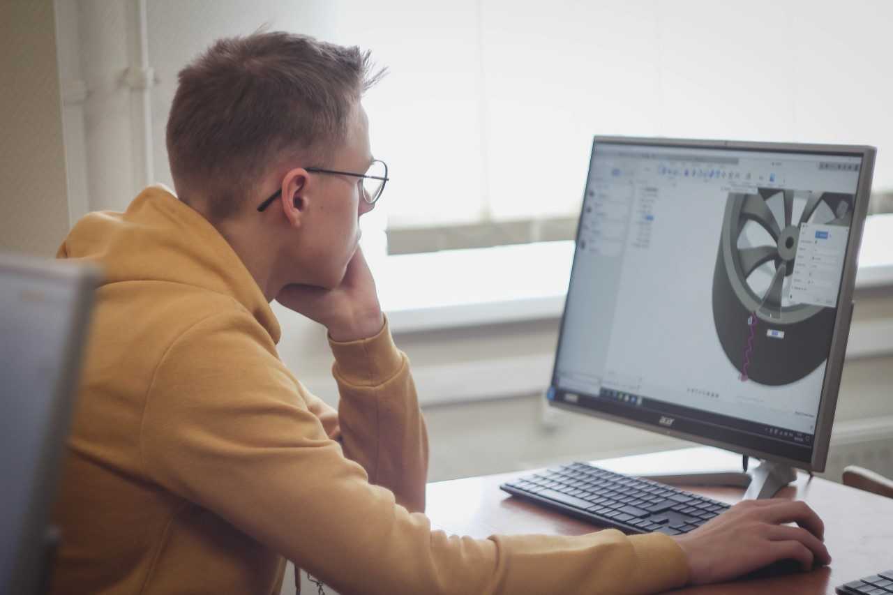 В рамках трека «Разработка структуры метаматериалов с помощью CAD-систем и 3D-печати» участники погрузились в 2D- и 3D-моделирование 