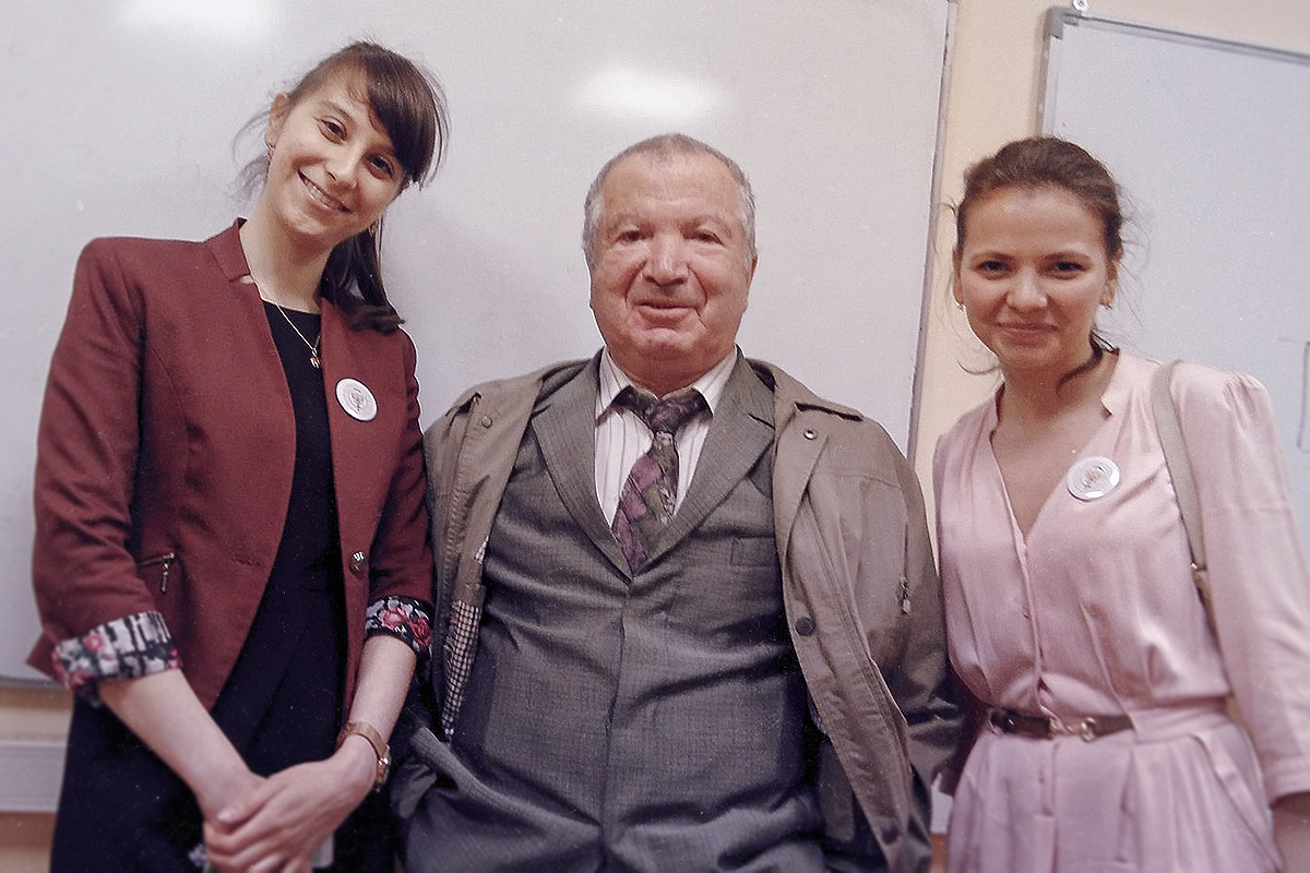 Артур Давидович Гиргидов с выпускницами магистратуры 2017 года 