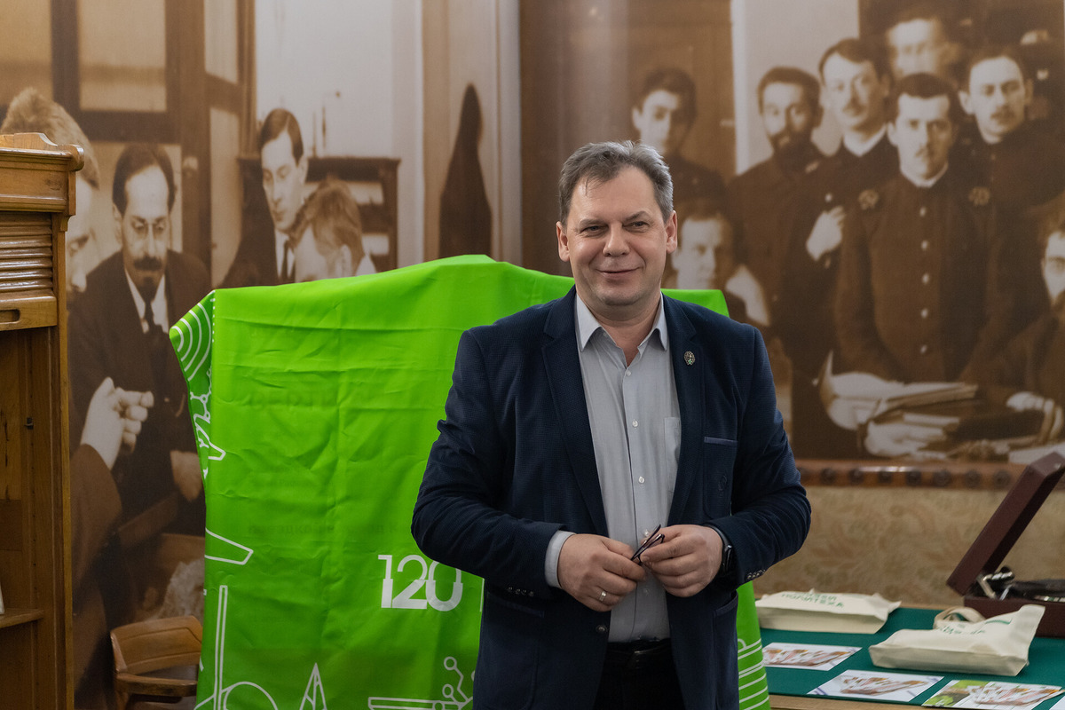 Директор Музея истории СПбПУ Валерий Климов с главным призом за спиной 