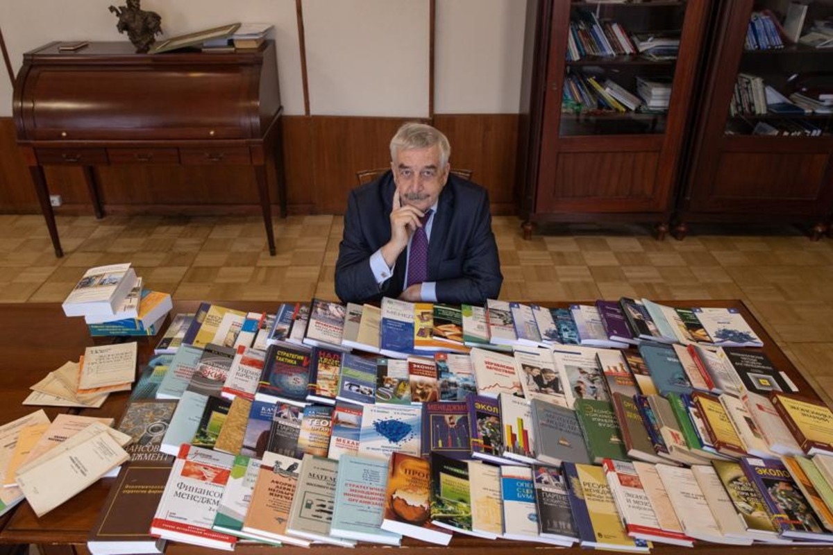 Владимир Викторович Глухов – автор более 500 работ, монографий, учебников, учебных пособий