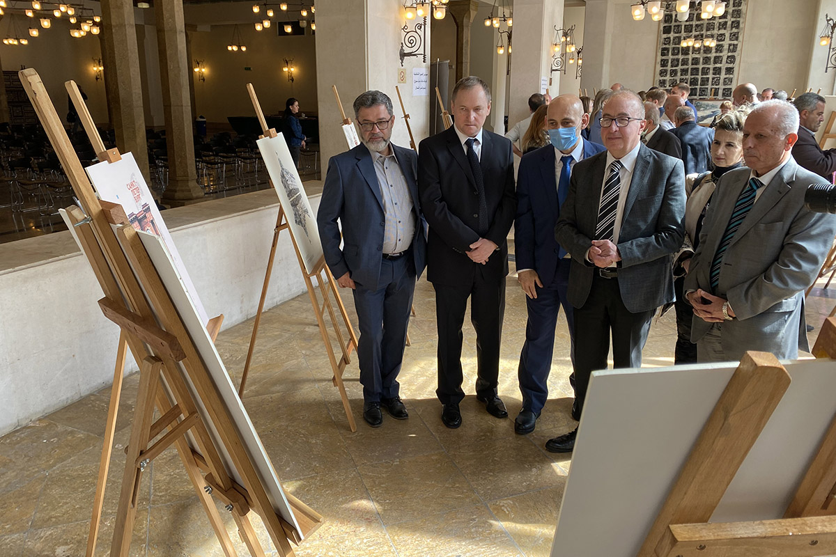 C октября 2021 года культурно-просветительский проект «Пальмира Севера» демонстрировали во многих городах и университетах Сирии 