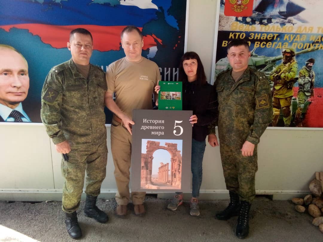 После закрытия выставки в Пальмире часть работ передали в дар Минобороны России для оформления нового культурно-досугового центра на авиабазе «Хмеймим» 