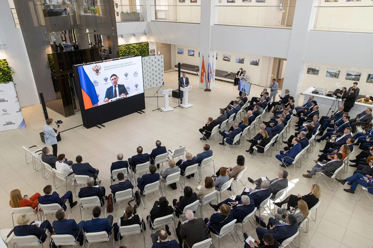 Министр науки и высшего образования РФ Валерий Фальков уверен, что университет — то место, где должны не просто передавать знания и навыки, но и формировать гармонично развитую личность Министр науки и высшего образования РФ Валерий Фальков уверен, что университет — то место, где должны не просто передавать знания и навыки, но и формировать гармонично развитую личность