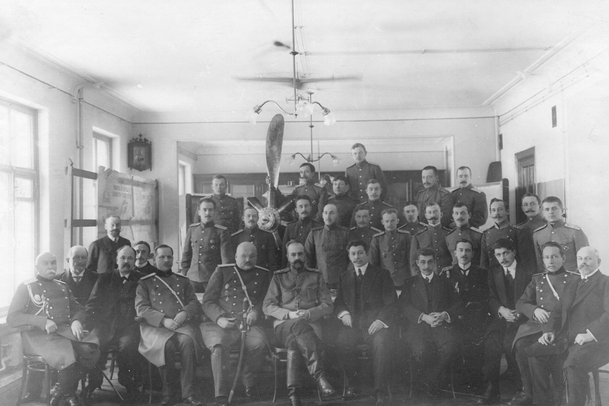 Группа курсантов 1-го выпуска Офицерских теоретических курсов авиации и воздухоплавания с командующим и преподавательским составом курсов. В 1-м ряду слева направо: генерал барон А. В. Каульбарс, граф Стенбок-Фермор, профессор В. В. Кузнецов, полковник Н. К. Утешев, полковник В. Ф. Найденов, великий князь Александр Михайлович, профессор К. П. Боклевский, инженер А. А. Лебедев, подполковник Сокольцов, капитан 2-го ранга Н. Ф. Фогель, В. А. Слесарев и А. Леневич. 1912 г. 