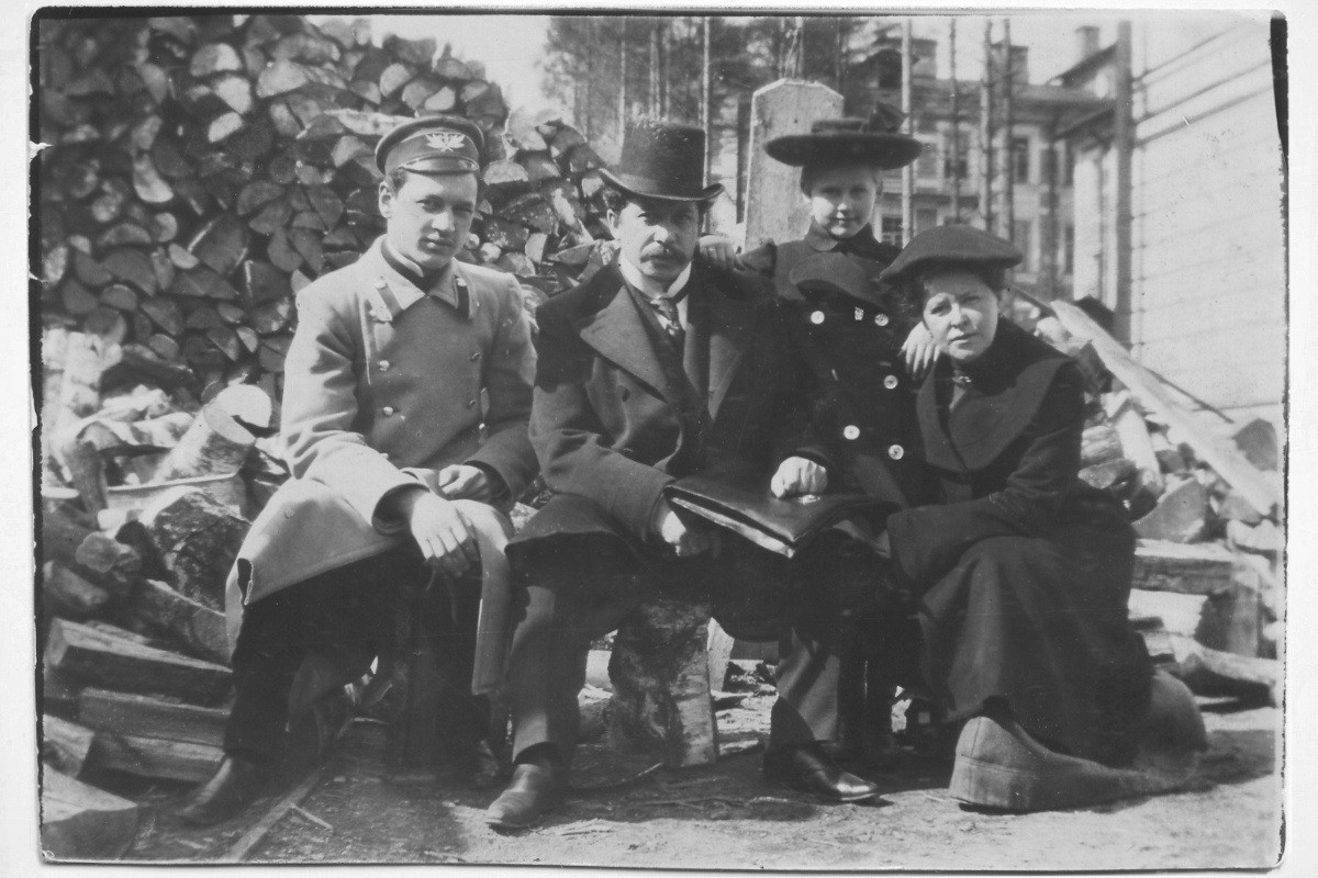 К.П. Боклевский (в центре в цилиндре) с супругой и детьми во дворе профессорского дома. 1904-1906 гг.