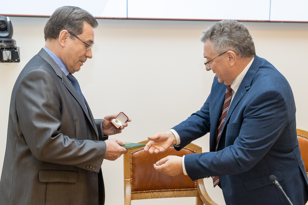 Выпускник Радиофизического факультета 1975 года, заместитель генерального директора ВТБ «Девелопмент» Сергей Николаевич Жданов стал Почетным выпускником СПбПУ 