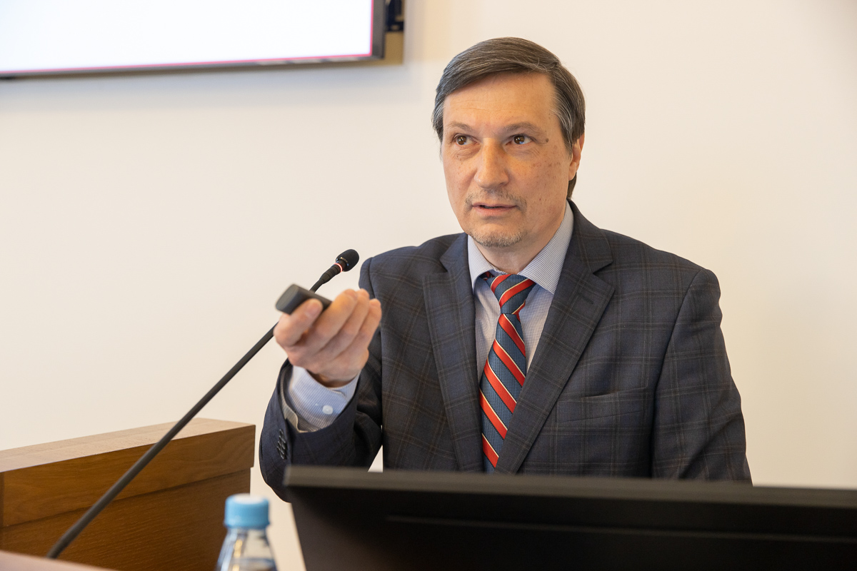 C докладом «О трансформации международной деятельности в новой геополитической ситуации» выступил проректор по международной деятельности СПбПУ Дмитрий Арсеньев