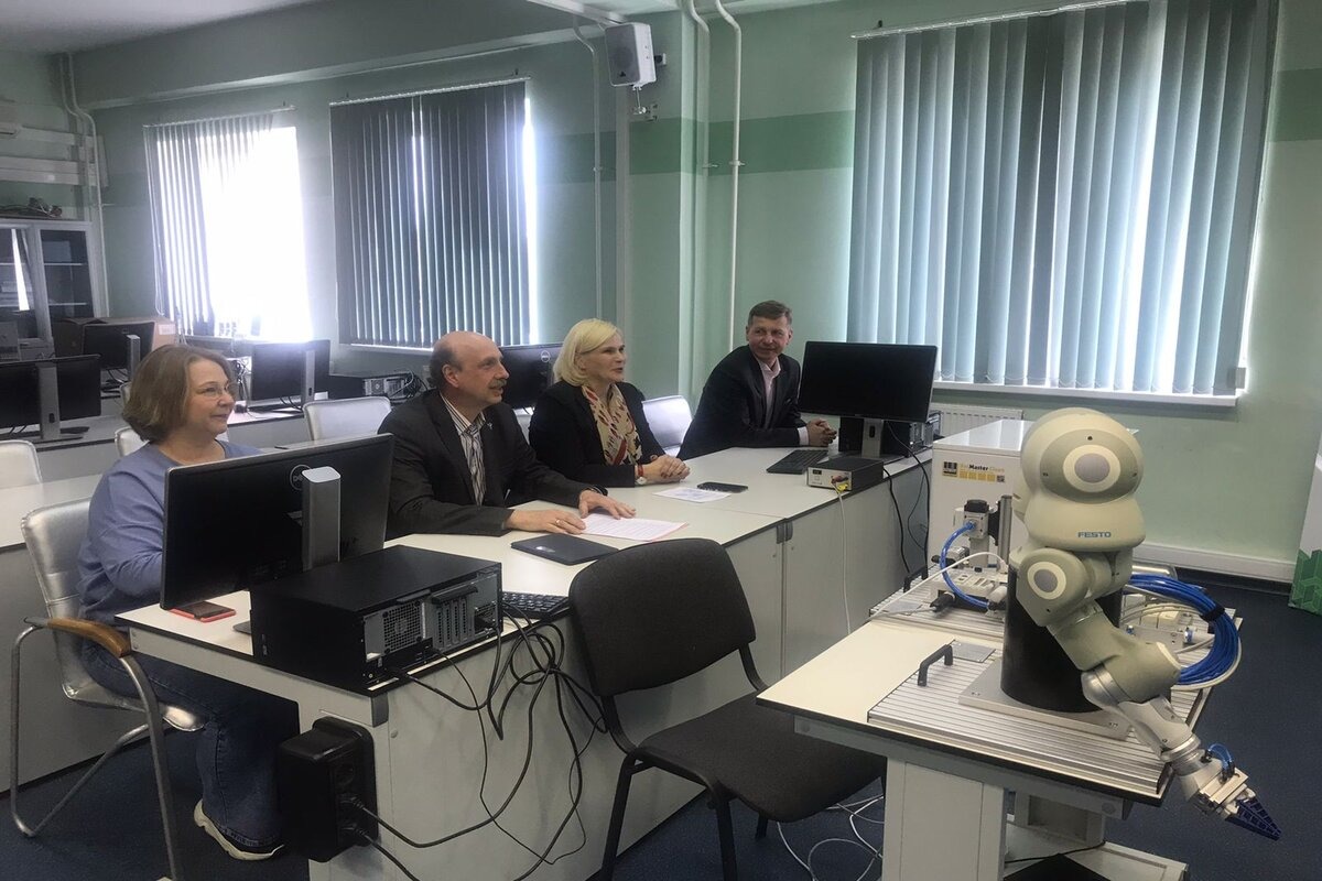 Проректор по учебной работе БРУ Наталья Вологина приняла участие в дискуссиях в рамках круглого стола, организованного Высшей школой киберфизических систем и управления 