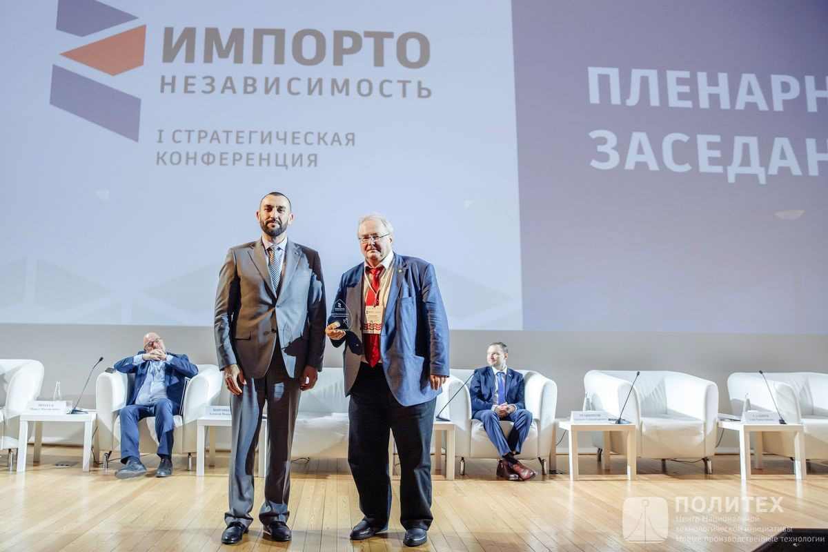 Алан Салбиев вручил награду Алексею Боровкову Алан Салбиев вручил награду Алексею Боровкову