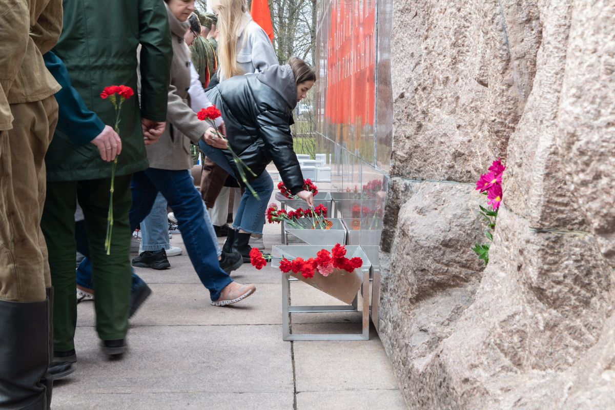 Возложение цветов к Памятнику погибшим политехникам 