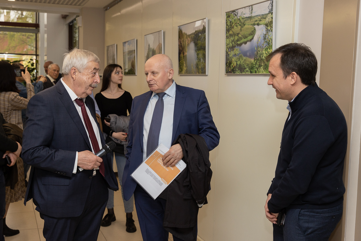 Владимир Викторович провел экскурсию по выставке и рассказал посетителям историю создания каждого кадра Владимир Викторович провел экскурсию по выставке и рассказал посетителям историю создания каждого кадра