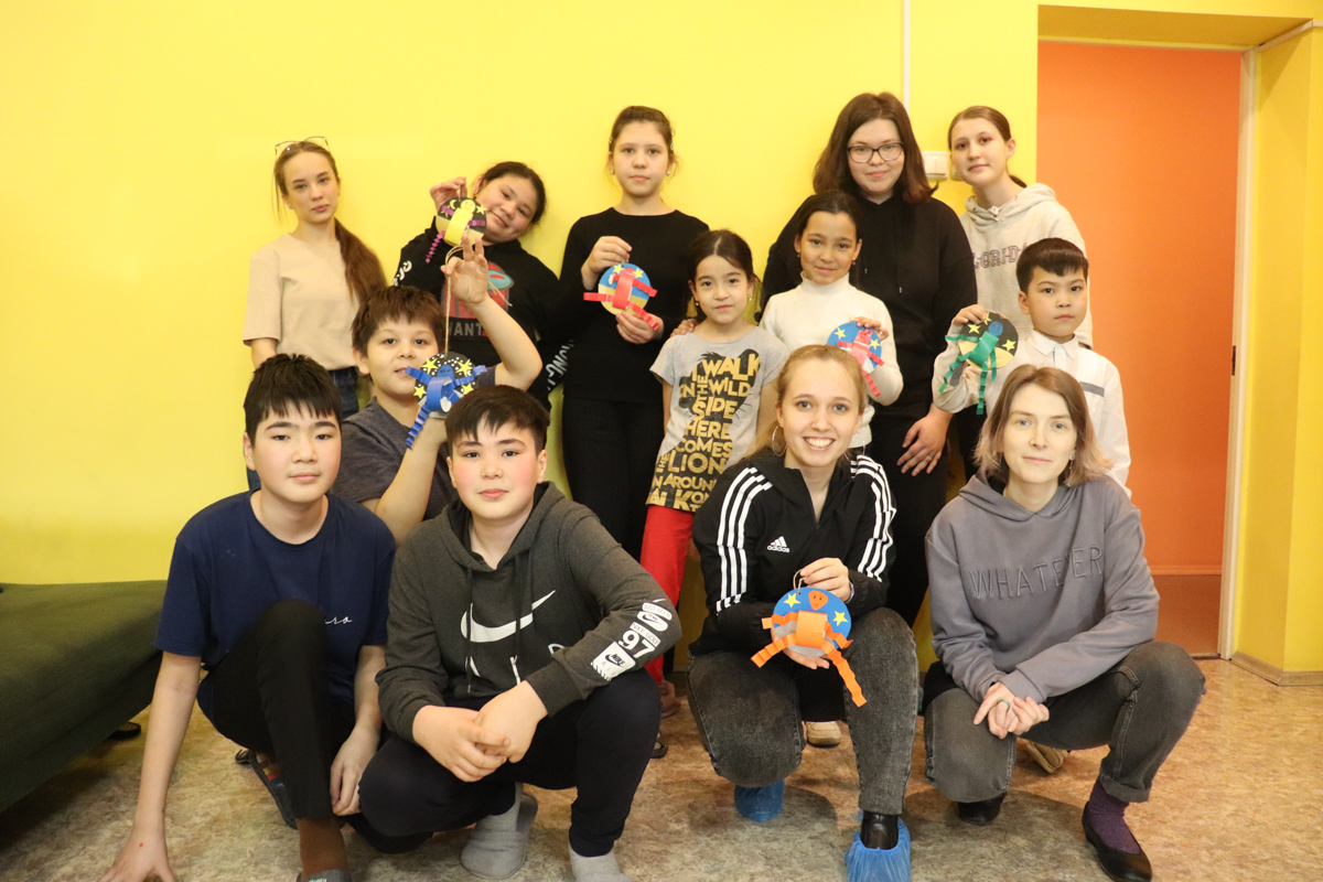 В реабилитационном центре российского Красного Креста сотрудники «Гармонии» провели для детей мастер-класс по изготовлению украшений ко Дню космонавтики 