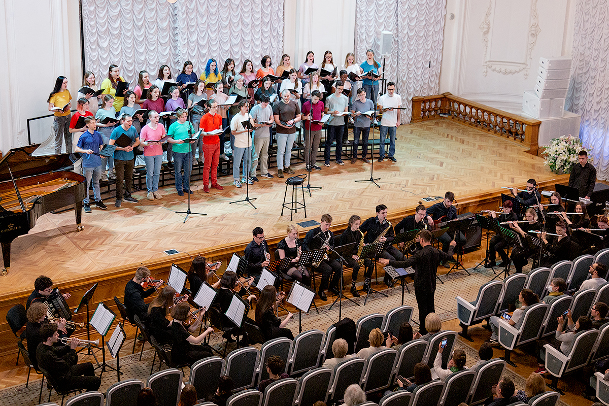 В Белом зале состоялись два больших концерта вокальной студии «PolyVox» и Молодежного хора «Полигимния» совместно с Эстрадно-симфоническим оркестром «Polytech Orchestrа» 