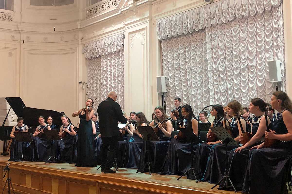 Оркестр русских народных инструментов «Серебряные струны» сделали музыкальное подарок Северной столице 