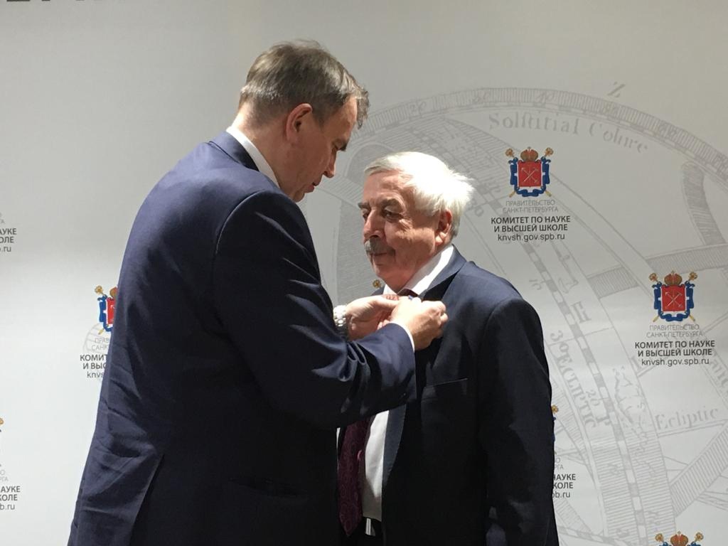 Владимиру Глухову знак отличия «За заслуги перед Санкт Петербургом» вручил председатель Комитета по науке и высшей школе Администрации Санкт-Петербурга Андрей Максимов 