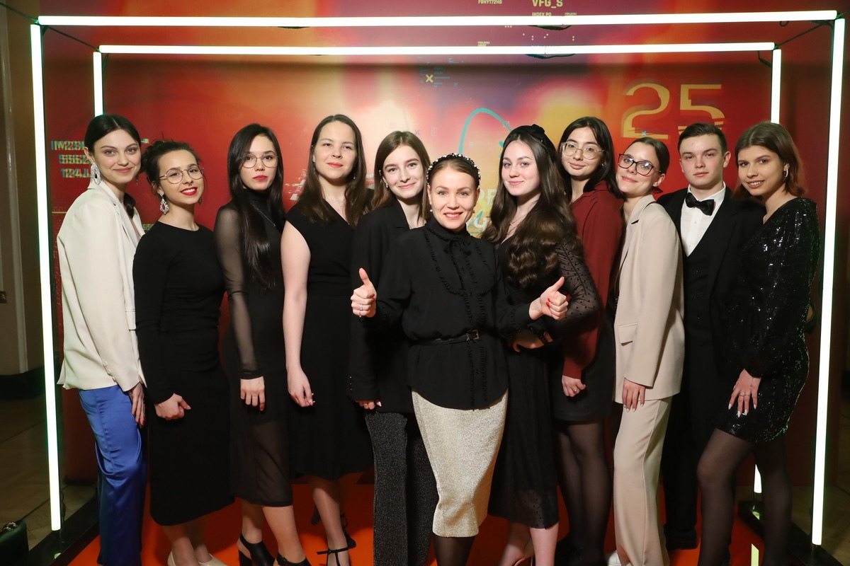 Студенты и директор (в центре) Высшей школы медиакоммуникаций и связей с общественностью Марина Арканникова