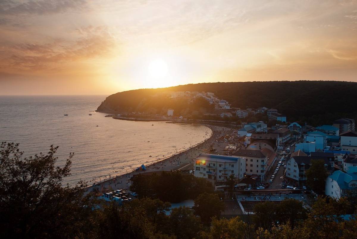 Лагерь «Южный» находится на берегу Черного моря в пгт Новомихайловский Туапсинского района Краснодарского края 