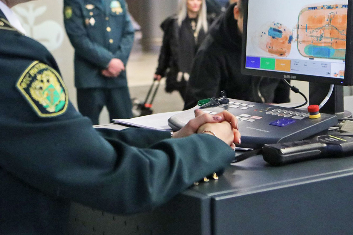 Customs in russia. Таможенные органы. Таможенное дело. Таможенный работник. Сотрудники таможенных органов.