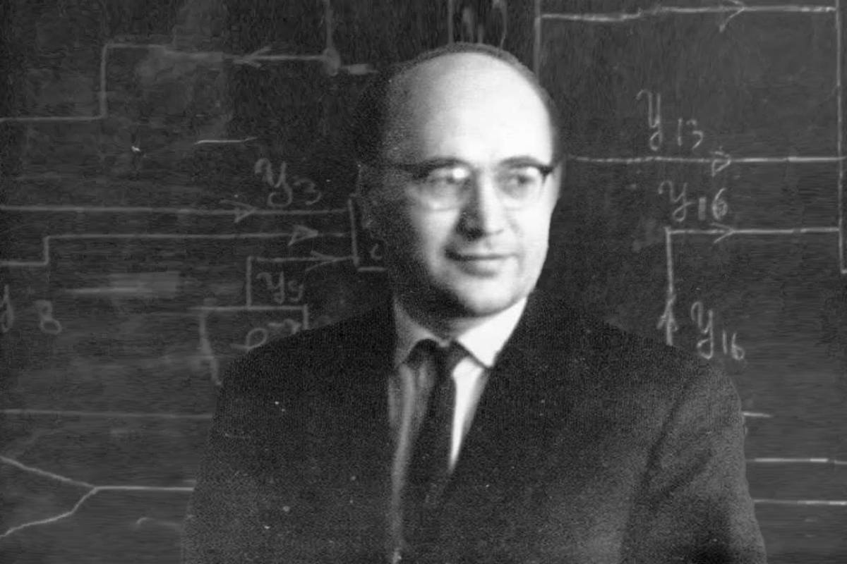 Под руководством А.В. Каляева разработана не имеющая аналогов в мире макропроцессорная микроэлектронная элементная база для суперкомпьютеров с массовым параллелизмом и параллельных цифровых нейрокомпьютеров 