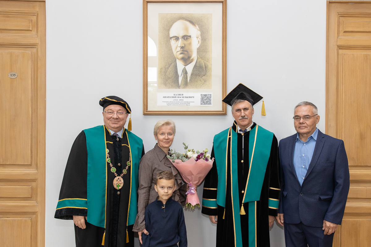 Игорь Анатольевич Каляев с супругой, внуком, ректором СПбПУ Андреем Рудским и заведующим НИЛ «Суперкомпьютерные технологии и машинное обучение» Владимиром Заборовским у портрета его отца — академика Анатолия Васильевича Каляева в галерее выдающихся выпускников Политеха Игорь Анатольевич Каляев с супругой, внуком, ректором СПбПУ Андреем Рудским и заведующим НИЛ «Суперкомпьютерные технологии и машинное обучение» Владимиром Заборовским у портрета его отца — академика Анатолия Васильевича Каляева в галерее выдающихся выпускников Политеха