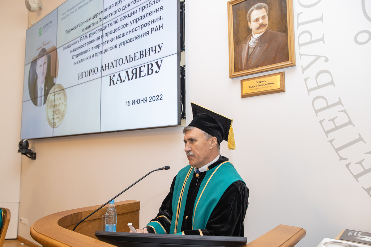 По окончании торжественной церемонии И.А. Каляев прочитал лекцию о суперкомпьютерах с реконфигурируемой архитектурой 