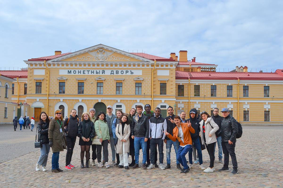 Иностранные студенты СПбПУ познакомились с достопримечательностями Санкт-Петербурга и его пригородов 