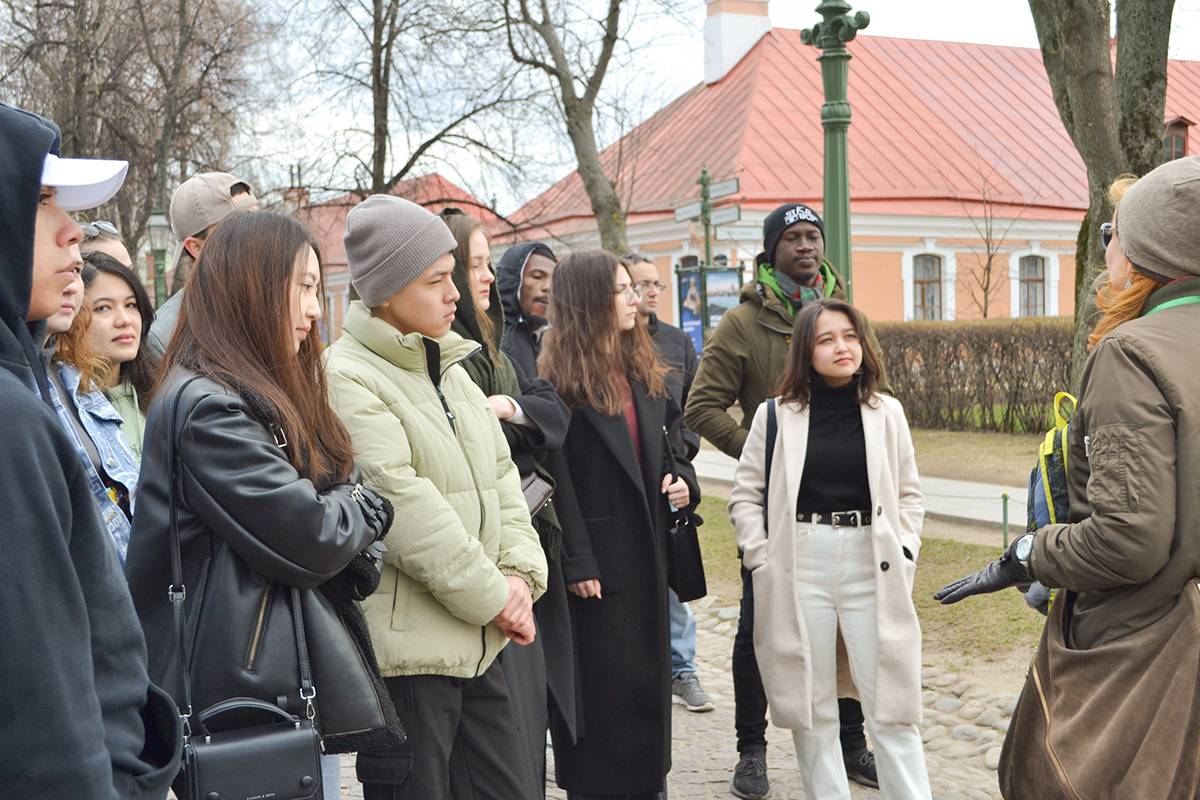 Для иностранных студентов СПбПУ была организована увлекательная экскурсионная программа 