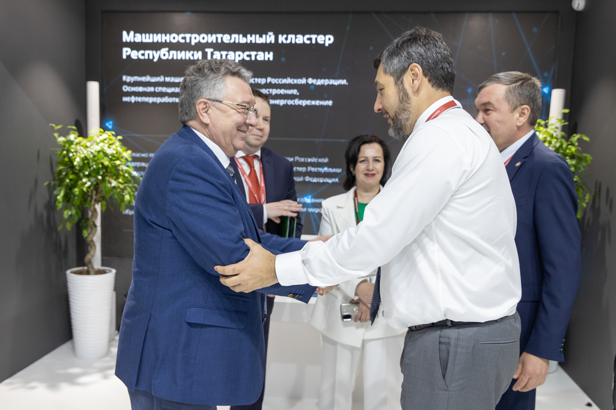 Ректор СПбПУ академик РАН Андрей Рудской и министр промышленности и торговли Татарстана Олег Коробченко